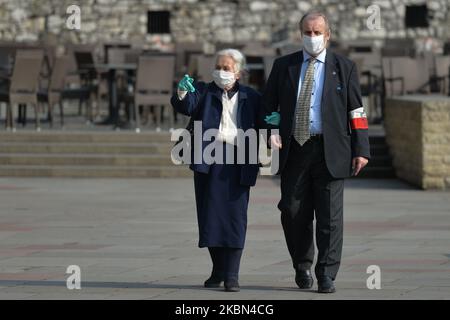 Jadwiga Ostafin-Martyna, figlia del Capitano Jozef Ostafin, uno degli attivisti dell'associazione WIN, condannato a morte in uno dei più famosi processi della Polonia del dopoguerra, Vista alla Cattedrale di Wawel in vista di una cerimonia di messa che segna il 75th° anniversario della liberazione degli ex campi di concentramento nazisti a Sachsenhausen, Dachau e Ravensbruck. Sachsenhausen-Oranienburg fu liberata il 22 aprile 1945, Dachau il 29 aprile 1945 e Ravensbruck il 29–30 aprile 1945. L'iniziativa di celebrare questa messa è stata promossa dalle associazioni degli ultimi prigionieri e dalle loro famiglie (NE Cedat Academia A. Foto Stock