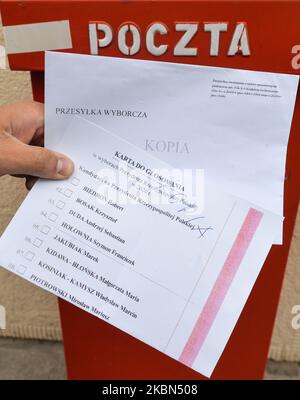 Una copia dei "documenti elettorali" del Presidential trapelati con una copia di una scheda elettorale vista di fronte ad un ufficio postale polacco a Cracovia. Venerdì 1 maggio 2020 a Cracovia, Polonia. (Foto di Artur Widak/NurPhoto) Foto Stock