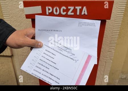 Una copia dei "documenti elettorali" del Presidential trapelati con una copia di una scheda elettorale vista di fronte ad un ufficio postale polacco a Cracovia. Venerdì 1 maggio 2020 a Cracovia, Polonia. (Foto di Artur Widak/NurPhoto) Foto Stock