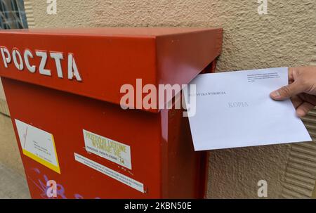 Una copia dei "documenti elettorali" del Presidential trapelati con una copia di una scheda elettorale vista di fronte ad un ufficio postale polacco a Cracovia. Venerdì 1 maggio 2020 a Cracovia, Polonia. (Foto di Artur Widak/NurPhoto) Foto Stock