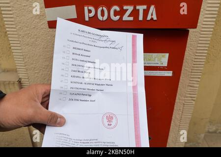 Una copia dei "documenti elettorali" del Presidential trapelati con una copia di una scheda elettorale vista di fronte ad un ufficio postale polacco a Cracovia. Venerdì 1 maggio 2020 a Cracovia, Polonia. (Foto di Artur Widak/NurPhoto) Foto Stock