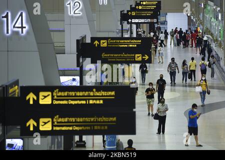 I passeggeri dell'aeroporto Don Mueang dopo aver volato Airway hanno ripreso i voli sulle rotte nazionali dopo che il volo è stato temporaneamente interrotto a causa dell'epidemia di Covid-19 all'aeroporto Don Mueang di Bangkok, Thailandia 01 maggio 2020. (Foto di Anusak Laowilas/NurPhoto) Foto Stock