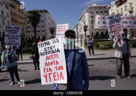 Manifestazione dei membri comunisti del sindacato P.A.M.E a Salonicco che segna la Giornata di maggio, all'età di Coronavirus, il 01 maggio. 2020. (Foto di Achilleas Chiras/NurPhoto) Foto Stock