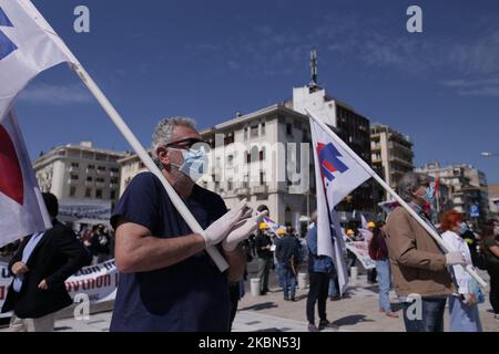 Manifestazione dei membri comunisti del sindacato P.A.M.E a Salonicco che segna la Giornata di maggio, all'età di Coronavirus, il 01 maggio. 2020. (Foto di Achilleas Chiras/NurPhoto) Foto Stock