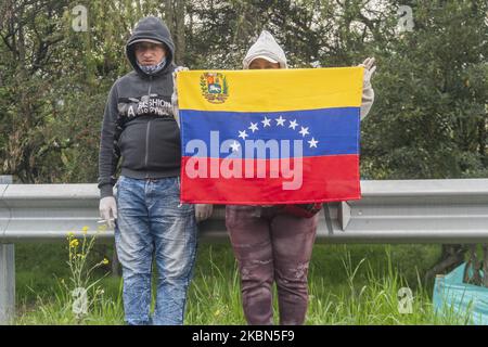 Centinaia di migranti venezuelani si sono risparmiati per pagare il viaggio in autobus che li avrebbe ridiretti nel loro paese. Tuttavia, oggi sono detenuti dalle autorità al casello di Los Andes situato sulla North Highway a Bogotà, Colombia, il 29 aprile 2020. (Foto di Daniel Garzon Herazo/NurPhoto) Foto Stock