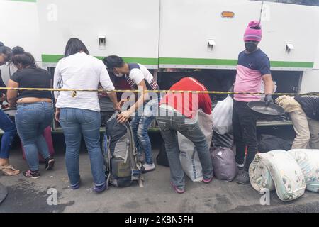 Centinaia di migranti venezuelani si sono risparmiati per pagare il viaggio in autobus che li avrebbe ridiretti nel loro paese. Tuttavia, oggi sono detenuti dalle autorità al casello di Los Andes situato sulla North Highway a Bogotà, Colombia, il 29 aprile 2020. (Foto di Daniel Garzon Herazo/NurPhoto) Foto Stock