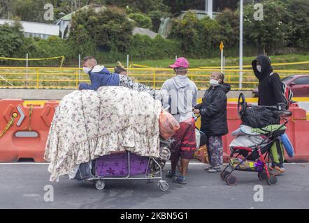 Centinaia di migranti venezuelani si sono risparmiati per pagare il viaggio in autobus che li avrebbe ridiretti nel loro paese. Tuttavia, oggi sono detenuti dalle autorità al casello di Los Andes situato sulla North Highway a Bogotà, Colombia, il 29 aprile 2020. (Foto di Daniel Garzon Herazo/NurPhoto) Foto Stock