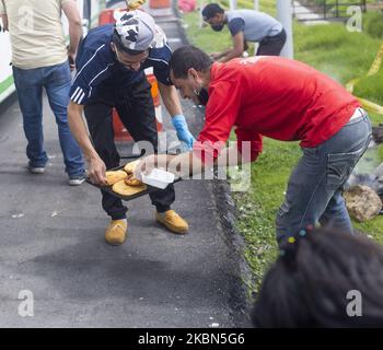 Centinaia di migranti venezuelani si sono risparmiati per pagare il viaggio in autobus che li avrebbe ridiretti nel loro paese. Tuttavia, oggi sono detenuti dalle autorità al casello di Los Andes situato sulla North Highway a Bogotà, Colombia, il 29 aprile 2020. (Foto di Daniel Garzon Herazo/NurPhoto) Foto Stock