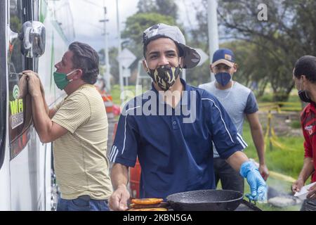 Centinaia di migranti venezuelani si sono risparmiati per pagare il viaggio in autobus che li avrebbe ridiretti nel loro paese. Tuttavia, oggi sono detenuti dalle autorità al casello di Los Andes situato sulla North Highway a Bogotà, Colombia, il 29 aprile 2020. (Foto di Daniel Garzon Herazo/NurPhoto) Foto Stock