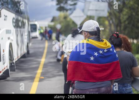 Centinaia di migranti venezuelani si sono risparmiati per pagare il viaggio in autobus che li avrebbe ridiretti nel loro paese. Tuttavia, oggi sono detenuti dalle autorità al casello di Los Andes situato sulla North Highway a Bogotà, Colombia, il 29 aprile 2020. (Foto di Daniel Garzon Herazo/NurPhoto) Foto Stock