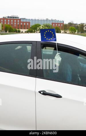 La gente partecipa a una manifestazione automobilistica che celebra il 16th° anniversario dell'adesione della Polonia all'Unione europea e protesta contro i piani di governo per tenere le elezioni presidenziali il 10 maggio sotto forma di votazione per corrispondenza, nonostante la pandemia di coronavirus. Cracovia, Polonia il 1st maggio 2020. (Foto di Beata Zawrzel/NurPhoto) Foto Stock