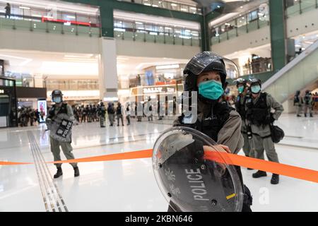 Le proteste anti-governative tornano a Hong Kong il giorno del lavoro, a Hong Kong, il 1 maggio 2020 durante l'emergenza Coronavirus. La polizia di Hong Kong ha disperso i manifestanti riuniti a City Mall e si sono assicurati in un centro commerciale il 1 maggio 2020. (Foto di Yat Kai Yeung/NurPhoto) Foto Stock