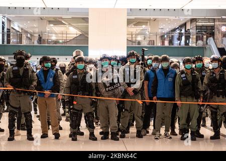 Le proteste anti-governative tornano a Hong Kong il giorno del lavoro, a Hong Kong, il 1 maggio 2020 durante l'emergenza Coronavirus. La polizia di Hong Kong ha disperso i manifestanti riuniti a City Mall e si sono assicurati in un centro commerciale il 1 maggio 2020. (Foto di Yat Kai Yeung/NurPhoto) Foto Stock