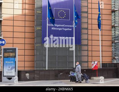 Un uomo cammina davanti all'edificio Berlaymont indossando una maschera protettiva, dove la sede centrale della Commissione europea si trova a Bruxelles (Belgio) il 01 maggio 2020. Nuovo banner sulla risposta globale del coronavirus, per contenere la diffusione della risposta globle del coronavirus (COVID-19). (Foto di Jonathan Raa/NurPhoto) Foto Stock