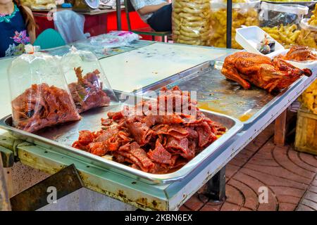 Venditori alimentari nel Talat Kao Old Market in Soi 6 di Yaowarat Road, Bangkok, Thailandia Foto Stock