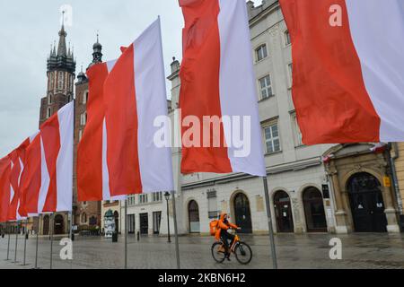 Bandiere nazionali polacche viste su Rynek, la piazza principale del mercato di Cracovia, alla vigilia della Giornata della Bandiera Polacca, celebrata anche come una giornata di immigrazione polacca. Venerdì 1st maggio 2020 a Cracovia, Polonia. (Foto di Artur Widak/NurPhoto) Foto Stock