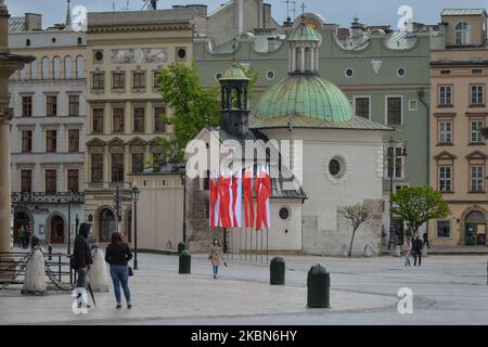 Bandiere nazionali polacche viste su Rynek, la piazza principale del mercato di Cracovia, alla vigilia della Giornata della Bandiera Polacca, celebrata anche come una giornata di immigrazione polacca. Venerdì 1st maggio 2020 a Cracovia, Polonia. (Foto di Artur Widak/NurPhoto) Foto Stock