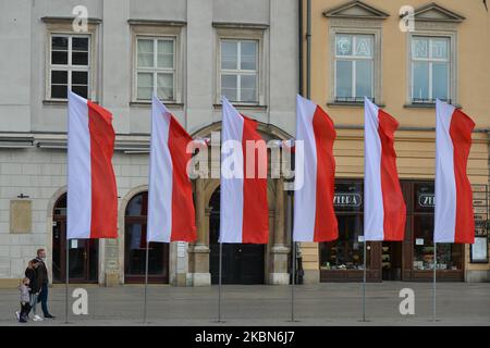 Bandiere nazionali polacche viste su Rynek, la piazza principale del mercato di Cracovia, alla vigilia della Giornata della Bandiera Polacca, celebrata anche come una giornata di immigrazione polacca. Venerdì 1st maggio 2020 a Cracovia, Polonia. (Foto di Artur Widak/NurPhoto) Foto Stock
