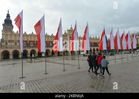 Rynek, la piazza principale del mercato di Cracovia, decorata con bandiere nazionali polacche alla vigilia della Giornata della Bandiera Polacca, è anche celebrata come una giornata di immigrazione polacca. Venerdì 1st maggio 2020 a Cracovia, Polonia. (Foto di Artur Widak/NurPhoto) Foto Stock