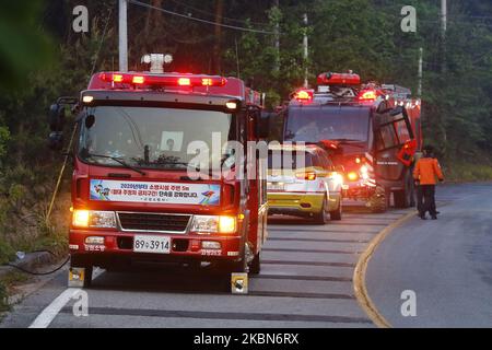 Un veicolo dei vigili del fuoco va una testa a brucia sito forestale un'operazione per spegnere un incendio forestale a Goseong, circa 160 chilometri a nord-est di Seoul, il 2 maggio 2020. Il fuoco scoppiò un giorno prima. Un incendio scoppiò a fine venerdì vicino a una montagna di Goseong, nella provincia di Gangwon, costringendo almeno decine di persone ad evacuare e le autorità locali a chiedere aiuto dalle città vicine. Nessun incidente era stato segnalato alle 10:20, ma l'incendio stava crescendo rapidamente a causa dei venti forti, gli operatori locali di soccorso hanno detto. L'incendio iniziò in una casa nella contea situata a circa 210 chilometri a nord-est di Seoul, e. Foto Stock