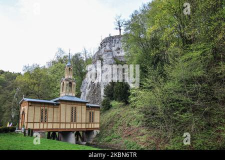 Le persone che indossano coperture per il viso e maschere mediche che frequentano la messa sacra nella cappella di legno sull'acqua sono viste in Ojcow, Parco Nazionale di Ojcow (Parco di Ojcowski Narodowy) area Polonia , il 1 maggio 2020 come nuovo regolamento pandemico di Coronavirus, Il governo polacco ha permesso a 1 persona per 15 m2 della chiesa di partecipare alla messa sacra. Cappella di San Giuseppe Artigianato (Workman) 'sull'acqua' si trova presso il sito delle antiche terme, che è stato convertito in un oggetto sacrale nel 1901. (Foto di Michal Fludra/NurPhoto) Foto Stock