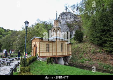 Le persone che indossano coperture per il viso e maschere mediche che frequentano la messa sacra nella cappella di legno sull'acqua sono viste in Ojcow, Parco Nazionale di Ojcow (Parco di Ojcowski Narodowy) area Polonia , il 1 maggio 2020 come nuovo regolamento pandemico di Coronavirus, Il governo polacco ha permesso a 1 persona per 15 m2 della chiesa di partecipare alla messa sacra. Cappella di San Giuseppe Artigianato (Workman) 'sull'acqua' si trova presso il sito delle antiche terme, che è stato convertito in un oggetto sacrale nel 1901. (Foto di Michal Fludra/NurPhoto) Foto Stock