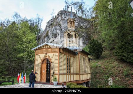 Le persone che indossano coperture per il viso e maschere mediche che frequentano la messa sacra nella cappella di legno sull'acqua sono viste in Ojcow, Parco Nazionale di Ojcow (Parco di Ojcowski Narodowy) area Polonia , il 1 maggio 2020 come nuovo regolamento pandemico di Coronavirus, Il governo polacco ha permesso a 1 persona per 15 m2 della chiesa di partecipare alla messa sacra. Cappella di San Giuseppe Artigianato (Workman) 'sull'acqua' si trova presso il sito delle antiche terme, che è stato convertito in un oggetto sacrale nel 1901. (Foto di Michal Fludra/NurPhoto) Foto Stock