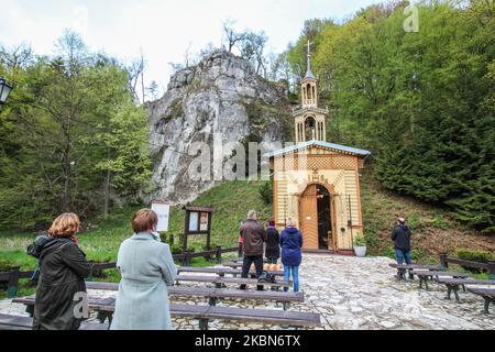 Le persone che indossano coperture per il viso e maschere mediche che frequentano la messa sacra nella cappella di legno sull'acqua sono viste in Ojcow, Parco Nazionale di Ojcow (Parco di Ojcowski Narodowy) area Polonia , il 1 maggio 2020 come nuovo regolamento pandemico di Coronavirus, Il governo polacco ha permesso a 1 persona per 15 m2 della chiesa di partecipare alla messa sacra. Cappella di San Giuseppe Artigianato (Workman) 'sull'acqua' si trova presso il sito delle antiche terme, che è stato convertito in un oggetto sacrale nel 1901. (Foto di Michal Fludra/NurPhoto) Foto Stock