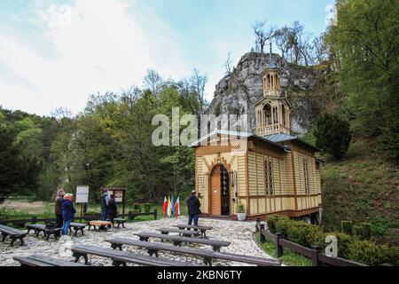 Le persone che indossano coperture per il viso e maschere mediche che frequentano la messa sacra nella cappella di legno sull'acqua sono viste in Ojcow, Parco Nazionale di Ojcow (Parco di Ojcowski Narodowy) area Polonia , il 1 maggio 2020 come nuovo regolamento pandemico di Coronavirus, Il governo polacco ha permesso a 1 persona per 15 m2 della chiesa di partecipare alla messa sacra. Cappella di San Giuseppe Artigianato (Workman) 'sull'acqua' si trova presso il sito delle antiche terme, che è stato convertito in un oggetto sacrale nel 1901. (Foto di Michal Fludra/NurPhoto) Foto Stock