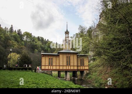 Le persone che indossano coperture per il viso e maschere mediche che frequentano la messa sacra nella cappella di legno sull'acqua sono viste in Ojcow, Parco Nazionale di Ojcow (Parco di Ojcowski Narodowy) area Polonia , il 1 maggio 2020 come nuovo regolamento pandemico di Coronavirus, Il governo polacco ha permesso a 1 persona per 15 m2 della chiesa di partecipare alla messa sacra. Cappella di San Giuseppe Artigianato (Workman) 'sull'acqua' si trova presso il sito delle antiche terme, che è stato convertito in un oggetto sacrale nel 1901. (Foto di Michal Fludra/NurPhoto) Foto Stock