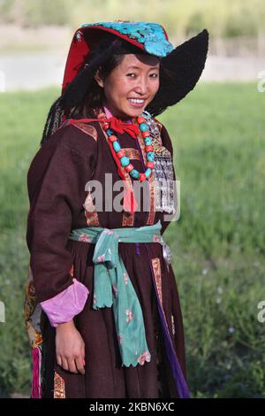 Ladakhi indossa un abito tradizionale con un eredi perak turchese nel piccolo villaggio di Tangtse, Ladakh, Jammu e Kashmir, India. (Questa immagine ha un modello firmato disponibile) (Foto di Creative Touch Imaging Ltd./NurPhoto) Foto Stock