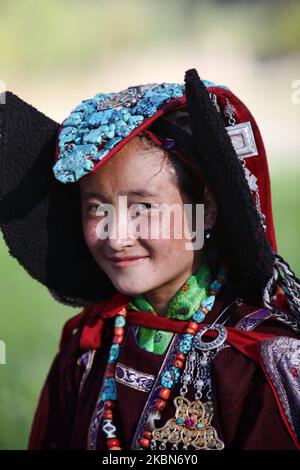 Ladakhi ragazza vestita in un abito tradizionale con un turchese borchie perak Headdress nel piccolo villaggio di Tangtse, Ladakh, Jammu e Kashmir, India. (Questa immagine ha un modello firmato disponibile) (Foto di Creative Touch Imaging Ltd./NurPhoto) Foto Stock