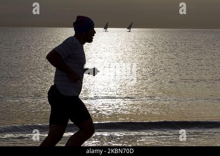 La gente cammina lungo la riva del mare, a Valencia, Spagna, il 2 maggio 2020. La Spagna inizia a allentare gradualmente il suo rigido blocco del coronavirus COVID-19, dopo quasi 50 giorni di restrizioni. Alcune attività all'aperto come ciclismo, passeggiate e corsa sono consentite, ma solo per quattro ore al mattino e tre nel pomeriggio. (Foto di Jose Miguel Fernandez/NurPhoto) Foto Stock