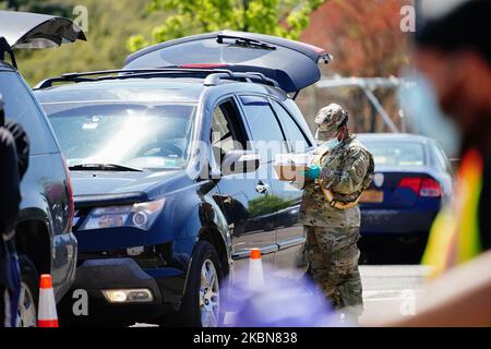 Una vista dei personaggi della città di New York e dell'esercito degli Stati Uniti che distribuiscono merci di soccorso al centro ricreativo di al Oerter, Queens, New York, USA durante la pandemia di Coronavirus il 2 maggio 2020. IL sindaco di Blasio De Blasio, A New York, si impegna per 100 miglia di "strade aperte". (Foto di John Nacion/NurPhoto) Foto Stock