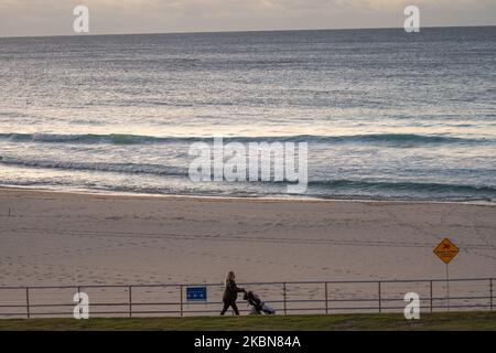 Sydneysider e joggers sono visti eseguire l'esercitazione mattutina a Bondi Beach il 03 maggio 2020 a Sydney, Australia. A Sydney in mezzo Coronavirus come tasso australiano di infezione da Coronavirus continua a diminuire. (Foto di Izhar Khan/NurPhoto) Foto Stock