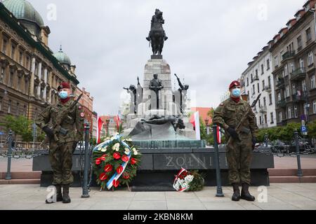 I soldati dell'esercito polacco indossano maschere protettive durante la pandemia di coronavirus mentre celebrano ufficialmente la Giornata della Costituzione dalla Tomba del Milite Ignoto a Cracovia, in Polonia, il 3 maggio 2020. La Costituzione polacca del 3 maggio 1791 è stata la seconda più antica costituzione nazionale codificata al mondo. (Foto di Beata Zawrzel/NurPhoto) Foto Stock