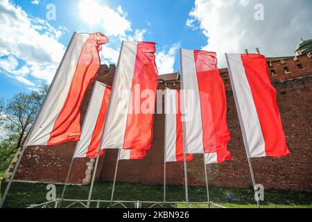 Bandiere polacche sul vento per celebrare la giornata della bandiera polacca sono viste a Cracovia, Polonia , il 2 maggio 2020 (Foto di Michal Fludra/NurPhoto) Foto Stock