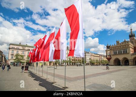 Bandiere polacche sul vento per celebrare la giornata della bandiera polacca sono viste a Cracovia, Polonia , il 2 maggio 2020 (Foto di Michal Fludra/NurPhoto) Foto Stock