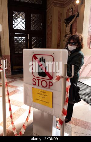 Una maschera protettiva fedele davanti al segno 'Stop', Il che dice che un limite di 65 persone in grado di partecipare a una Messa è raggiunto durante uno scoppio di coronavirus nella Cattedrale di San Giovanni Battista in una città vecchia di Lublino, Polonia Domenica, 3 maggio 2020. Le restrizioni sono applicate alle chiese in Polonia per precentare la diffusione di Covid-19 - i fedeli devono indossare maschere protettive e mantenere la distanza durante la Messa, solo un numero limitato di persone possono partecipare ad ogni Messa (Foto di Dominika Zarzycka/NurPhoto) Foto Stock