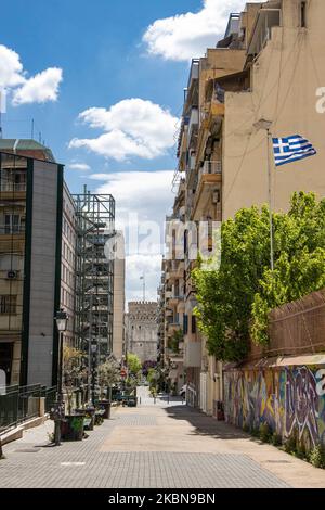 La Torre Bianca di Salonicco, vista da strade ed edifici vuoti. Strade quasi vuote di Salonicco un giorno prima di allentare la prevenzione contro il Covid-19 Coronavirus Pandemic misure focolaio e restrizioni del traffico in cui i cittadini sono autorizzati a uscire dalle loro case solo con speciale permesso scritto o SMS. Un coprifuoco è stato applicato anche in alcuni luoghi popolari come la New Promenade, che è stato rimosso alcuni giorni fa. La Grecia solleverà il blocco e faciliterà il suo soggiorno obbligatorio a casa quarantena per tutti i cittadini Lunedi 4 maggio, 2020. La Grecia ha registrato 2.534 COVID-19 Foto Stock