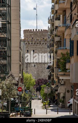 La Torre Bianca di Salonicco, vista da strade ed edifici vuoti. Strade quasi vuote di Salonicco un giorno prima di allentare la prevenzione contro il Covid-19 Coronavirus Pandemic misure focolaio e restrizioni del traffico in cui i cittadini sono autorizzati a uscire dalle loro case solo con speciale permesso scritto o SMS. Un coprifuoco è stato applicato anche in alcuni luoghi popolari come la New Promenade, che è stato rimosso alcuni giorni fa. La Grecia solleverà il blocco e faciliterà il suo soggiorno obbligatorio a casa quarantena per tutti i cittadini Lunedi 4 maggio, 2020. La Grecia ha registrato 2.534 COVID-19 Foto Stock