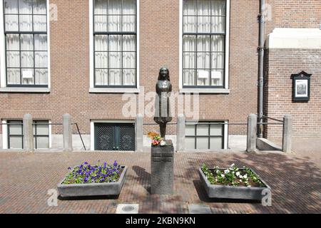 Fiori deposti alla statua di Anna Frank (1929-1945) vicino alla casa di Anna Frank in una strada vuota durante il giorno della memoria per celebrare 75 anni delle vittime della guerra in mezzo all'epidemia di coronavirus il 4 maggio 2020 ad Amsterdam, Paesi Bassi. La Giornata del ricordo commemora civili e soldati olandesi morti in guerre o missioni di mantenimento della pace dopo lo scoppio della seconda guerra mondiale. (Foto di Paulo Amorim/NurPhoto) Foto Stock