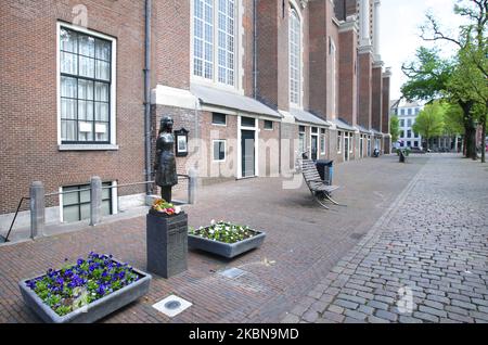 Fiori deposti alla statua di Anna Frank (1929-1945) vicino alla casa di Anna Frank in una strada vuota durante il giorno della memoria per celebrare 75 anni delle vittime della guerra in mezzo all'epidemia di coronavirus il 4 maggio 2020 ad Amsterdam, Paesi Bassi. La Giornata del ricordo commemora civili e soldati olandesi morti in guerre o missioni di mantenimento della pace dopo lo scoppio della seconda guerra mondiale. (Foto di Paulo Amorim/NurPhoto) Foto Stock