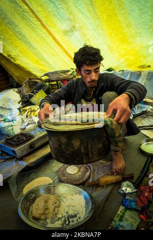 Luglio 14th 2022, Himachal Pradesh India. Un giovane villager che cucinava e preparava cibo per le persone che visitano un campo durante Shrikhand Mahadev Kailash Foto Stock