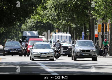 Il traffico automobilistico si intensifica nelle strade il primo giorno della fase di definenment pubblicata dal governo spagnolo, a Barcellona il 04th maggio 2020. -- (Foto di Urbanandsport/NurPhoto) Foto Stock