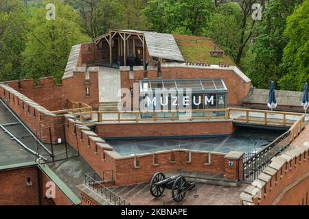 Una vista del Museo di Kosciuszko situato accanto al tumulo di Kosciuszko a Cracovia. Da oggi, si svolge la seconda fase di scongelamento dell’economia e di allentamento delle restrizioni. I principali cambiamenti riguardano l'apertura di alberghi e altri alloggi, centri commerciali (1 clienti/15 m2), istituzioni culturali, biblioteche, gallerie d'arte, musei, e centri di riabilitazione, esclusi i salotti per massaggi. Lunedì 4 maggio 2020 a Cracovia, Polonia. (Foto di Artur Widak/NurPhoto) Foto Stock