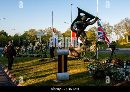 Al 'Keizer Traianusplein', dove si alzano due monumenti in ricordo delle vittime della seconda guerra mondiale, il sindaco di Nijmegen Hubert Bruls tiene due minuti di silenzio, durante la giornata della memoria a Nijmegen, il 4th maggio 2020. (Foto di Romy Arroyo Fernandez/NurPhoto) Foto Stock