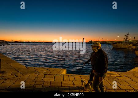 Dopo 50 giorni di quarantena, la gente esce per una passeggiata il 4 marzo, il giorno di inizio della fase 2 dell'emergenza Coronavirus a Molfetta il 4 marzo 2020 (Foto di Davide Pischettola/NurPhoto) Foto Stock