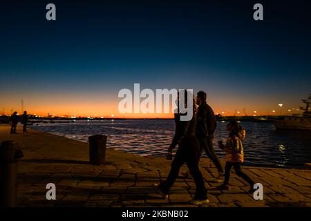 Dopo 50 giorni di quarantena, le famiglie escono per una passeggiata in mare con i bambini, il 4th marzo il giorno dell'inizio della fase 2 dell'emergenza Coronavirus a Molfetta il 4th 2020 marzo (Foto di Davide Pischettola/NurPhoto) Foto Stock