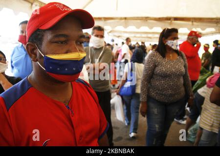 Più di 400 tonnellate di cibo sono riuscite ad espandere il municipio di San Francisco, Venezuela, il 2 maggio 2020 con il programma di 'mercati all'aperto' che sono stati impiegati nelle sette parrocchie del comune meridionale nelle ultime settimane. Al fine di garantire il cibo necessario dal cesto di base in un luogo durante la quarantena collettiva, e in questo modo i cittadini possono tornare alle loro case Il più presto possibile, evitando così il contagio COVID-19. Più di 300 mila persone hanno beneficiato della vendita di questi articoli a prezzi accessibili, grazie ad alleanze con società comunitarie, private co Foto Stock